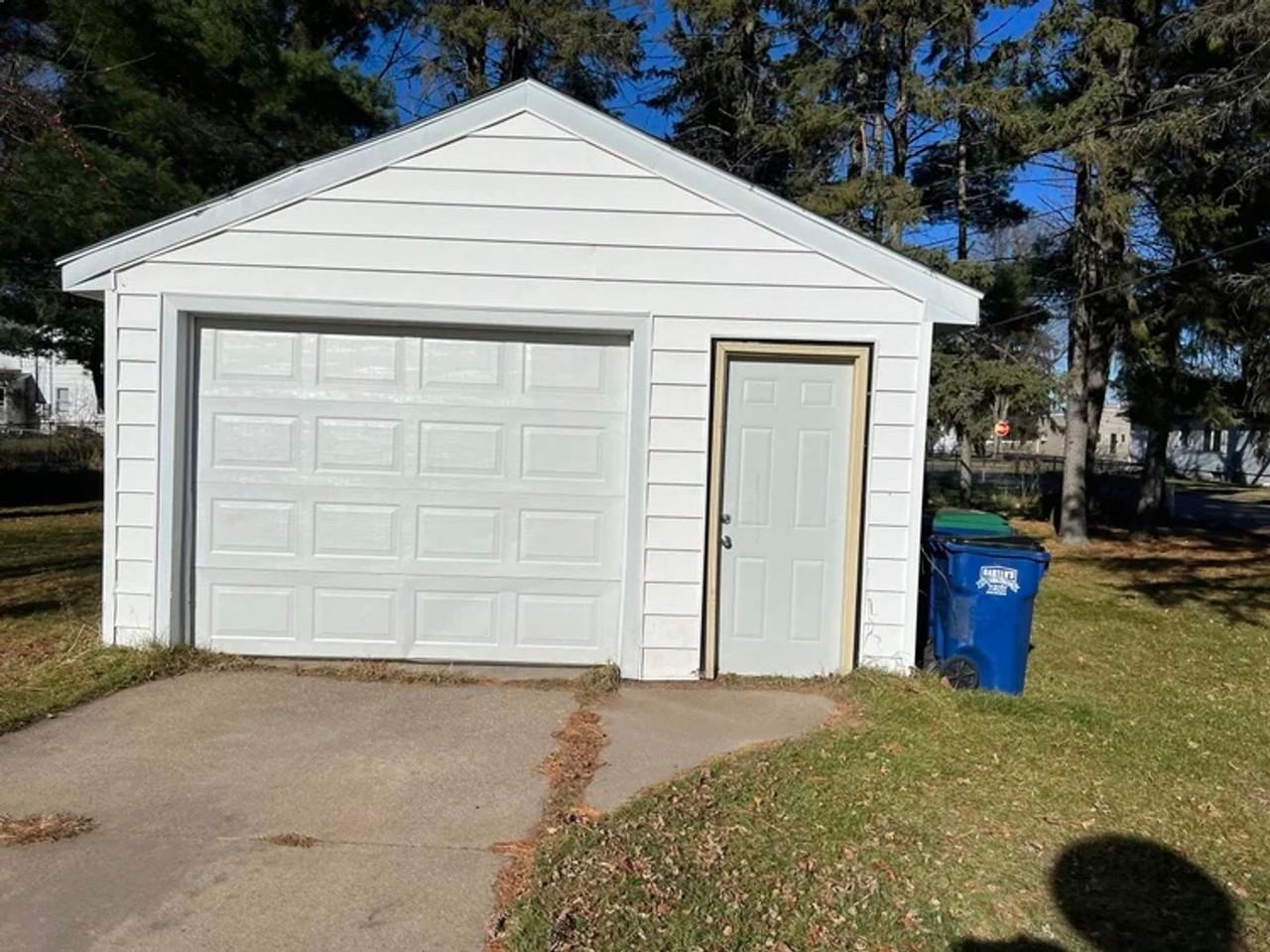 240 Adrian St - Photo 2 of 10