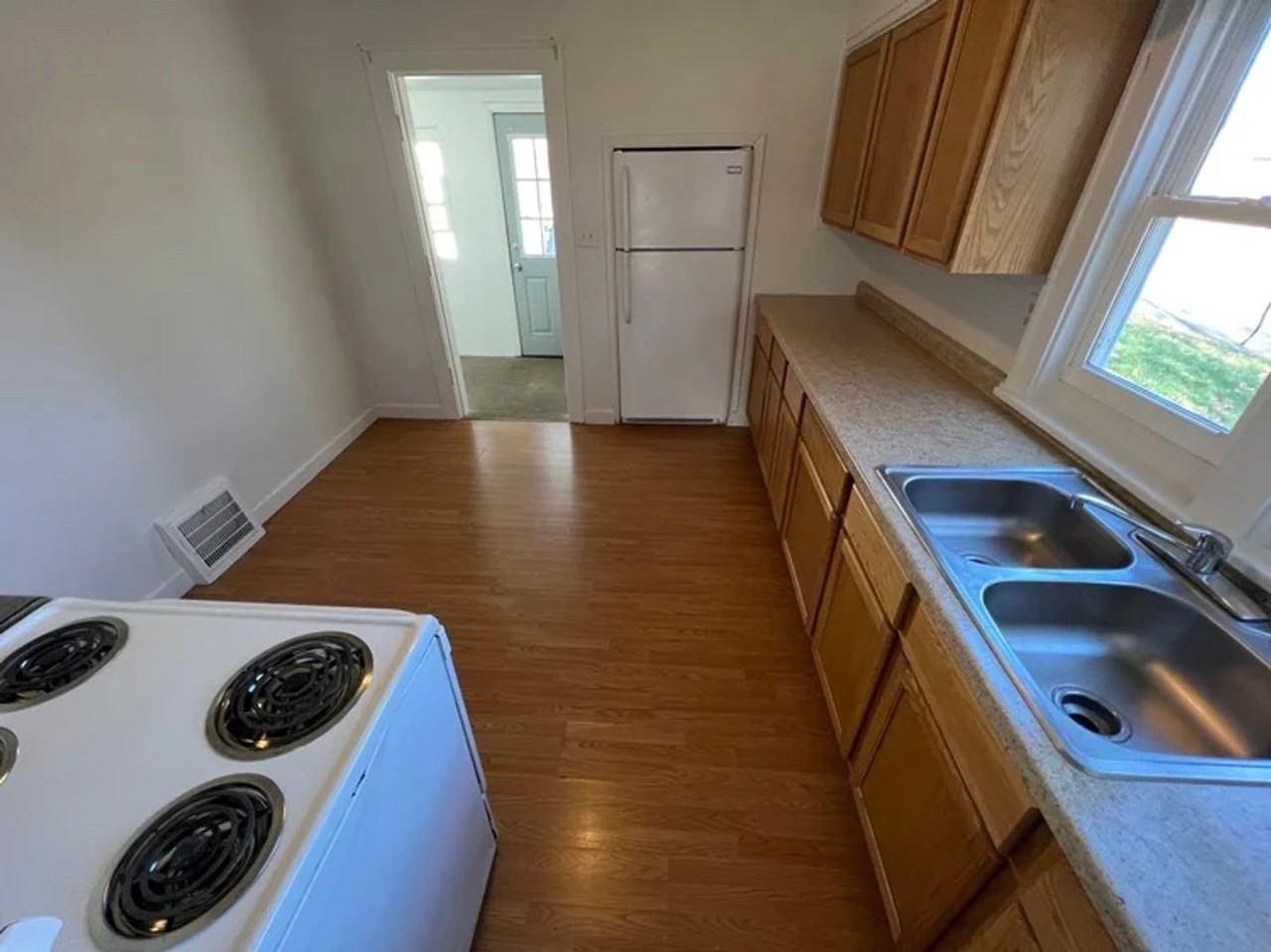 240 Adrian St - Photo 4 of 10