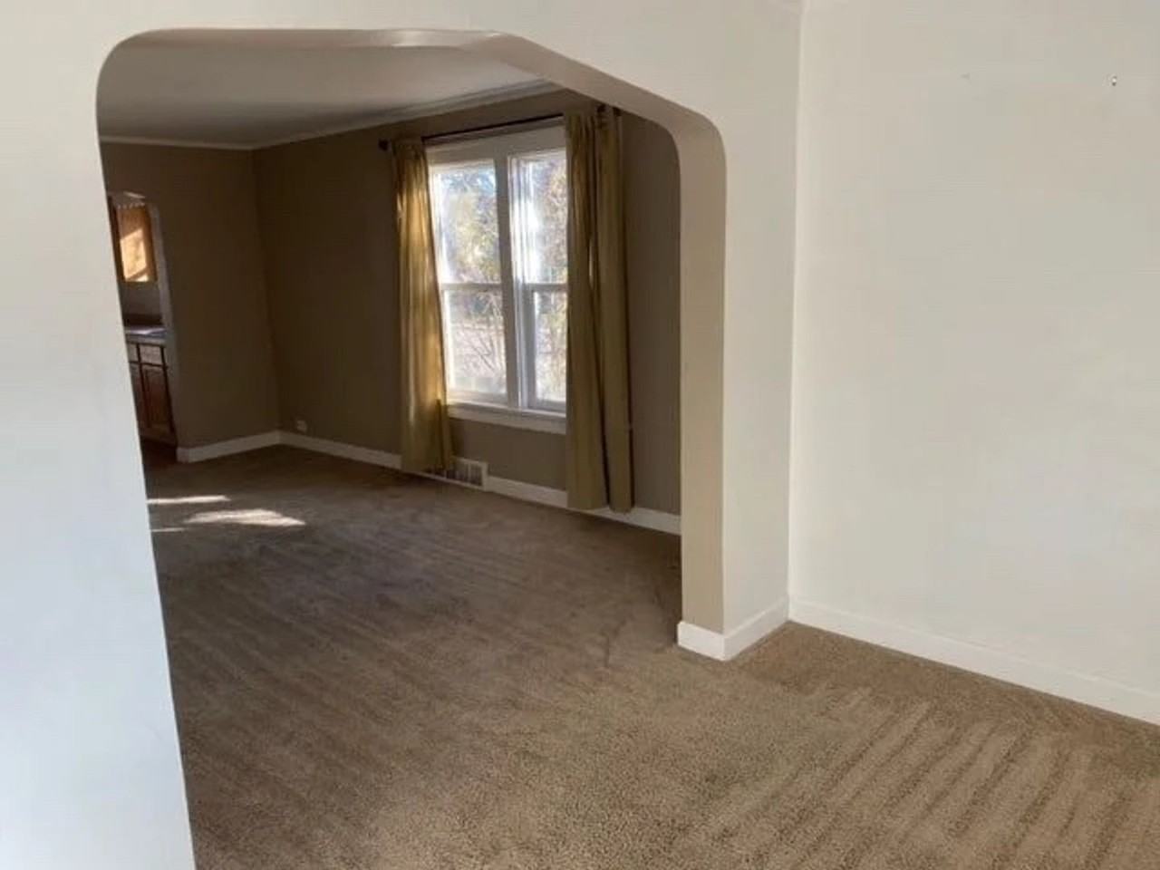 240 Adrian St - Photo 5 of 10