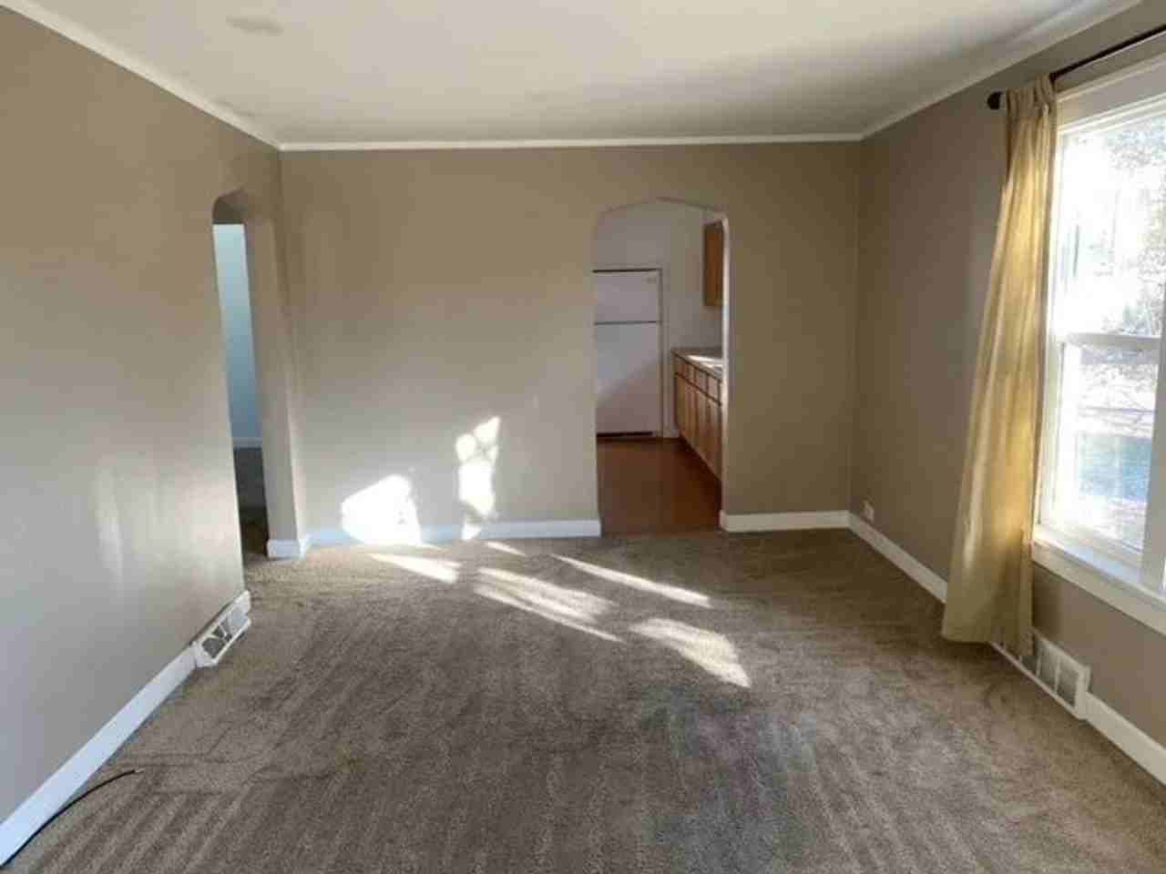 240 Adrian St - Photo 7 of 10