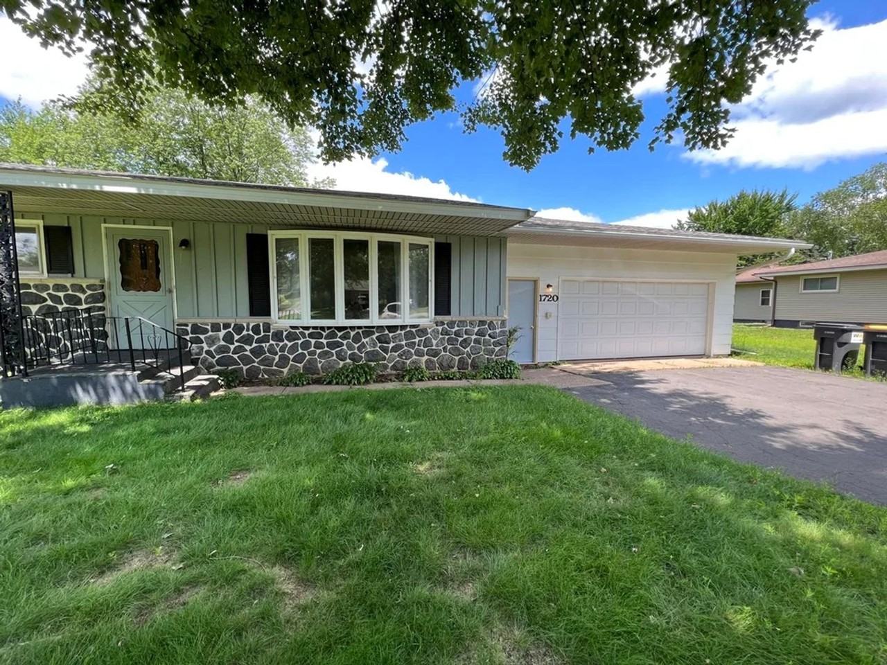 1720 Heuss Ave - Photo 2 of 16