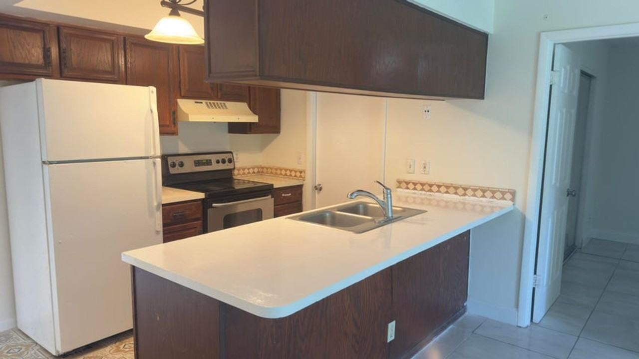 1015 Staghorn St - Photo 2 of 22
