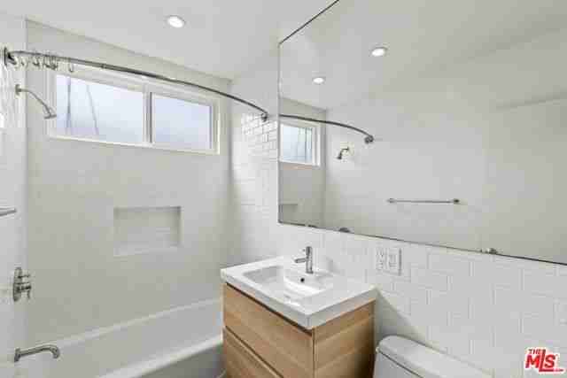 1434 24th St - Photo 5 of 8