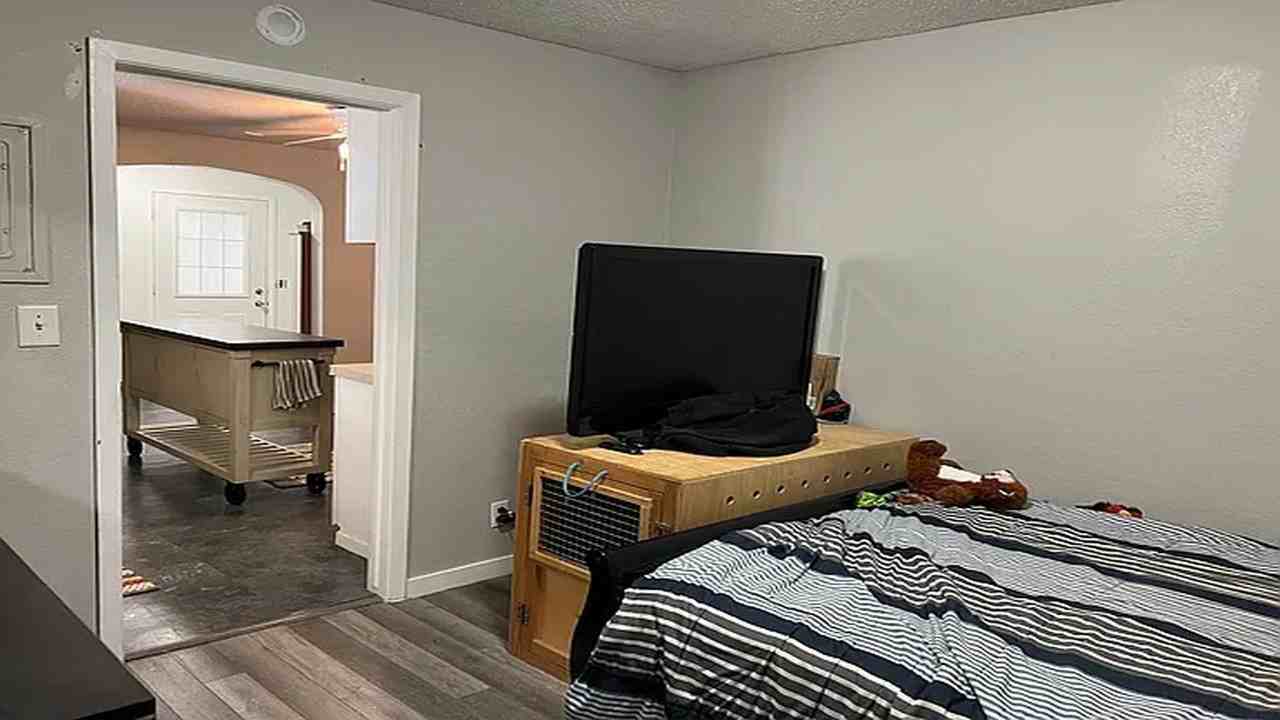 E 6th St - Photo 5 of 5