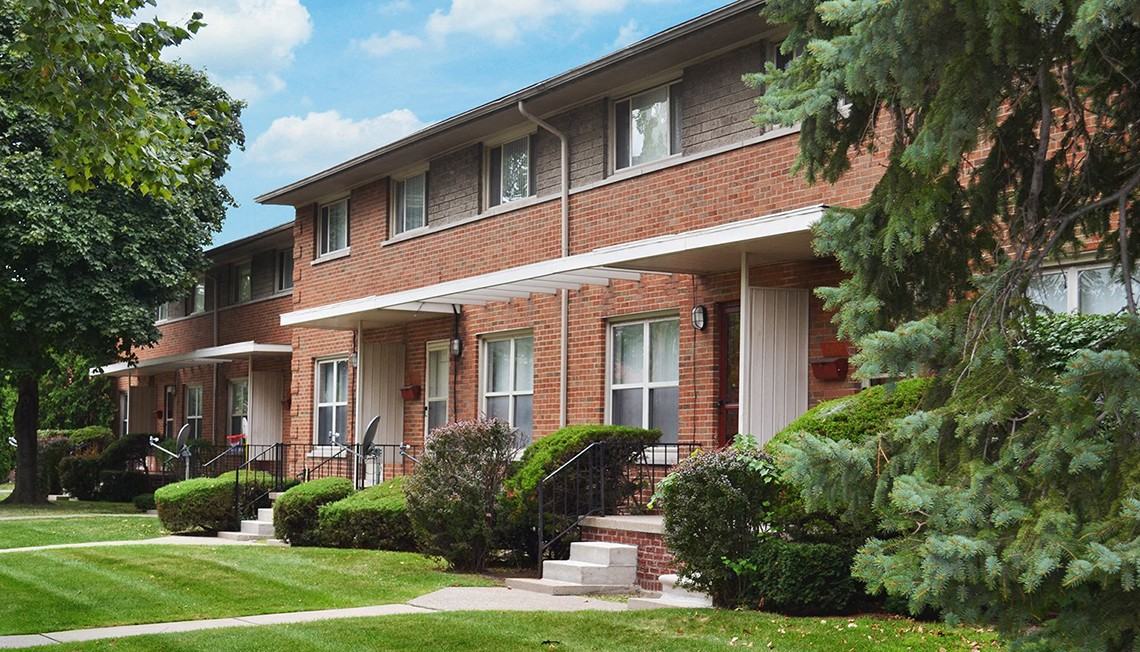 Stratford Villa - Oak Park, MI - Photo 2 of 5