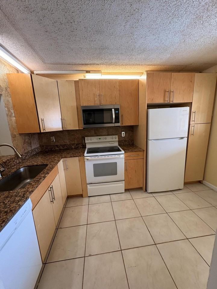 2925 Sw 22nd Ave #202 - Photo 4 of 14