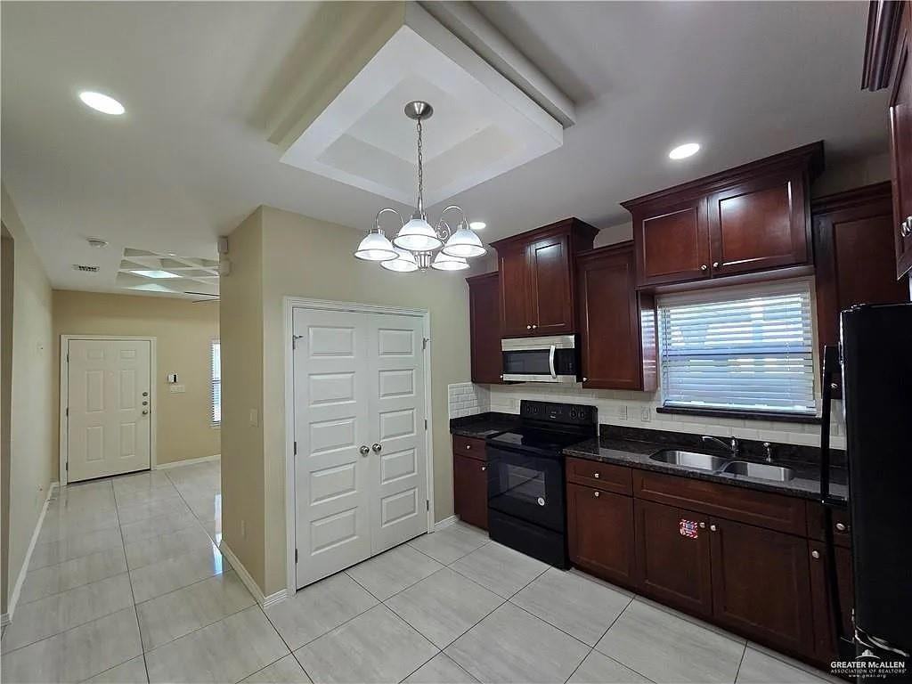 2806 E Eisenhower Ave - Photo 5 of 17