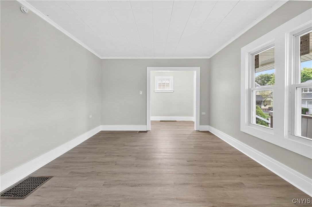 111 Maplehurst Ave - Photo 7 of 33