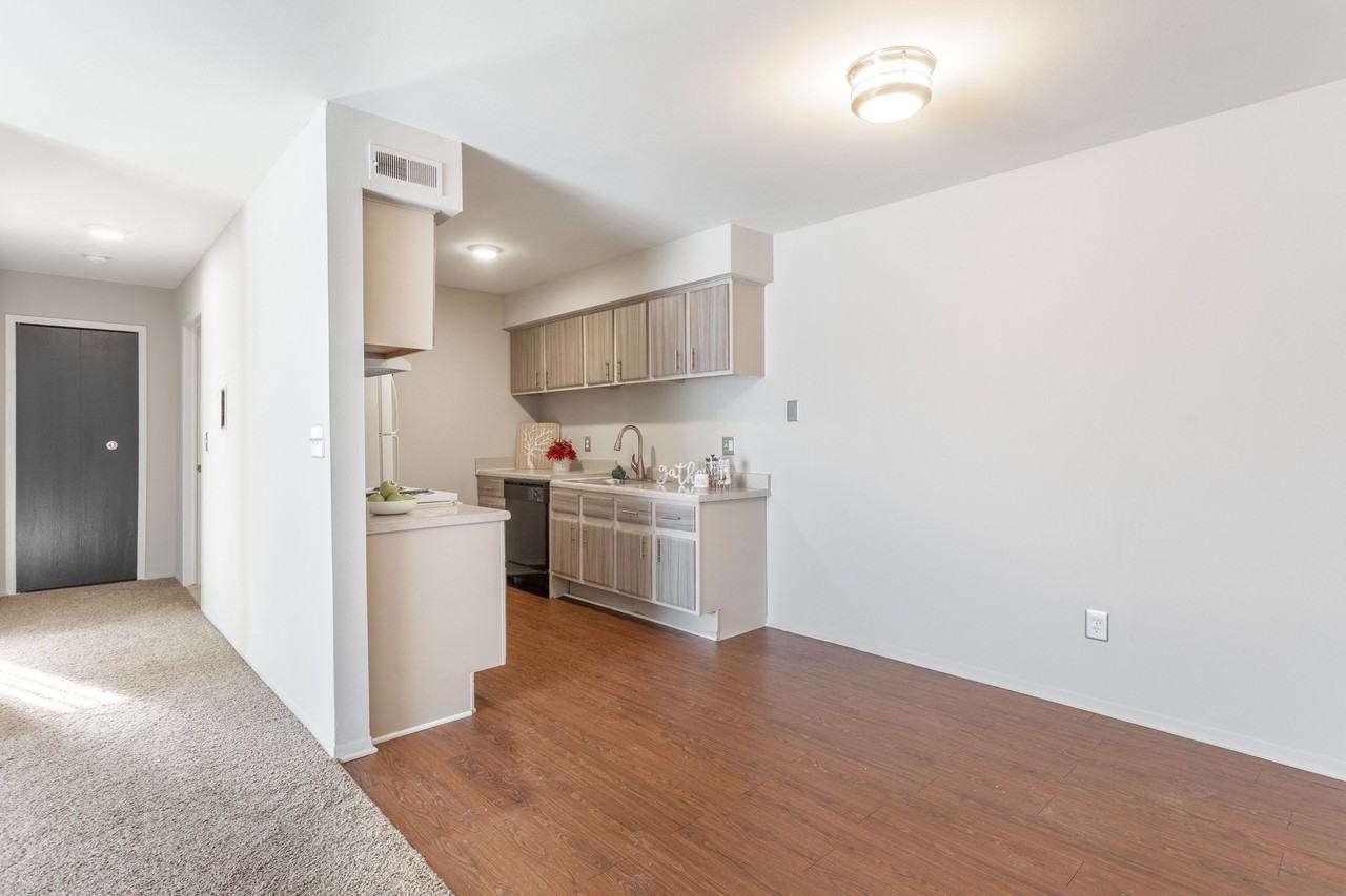 Farmington View Apartments - Photo 5 of 19