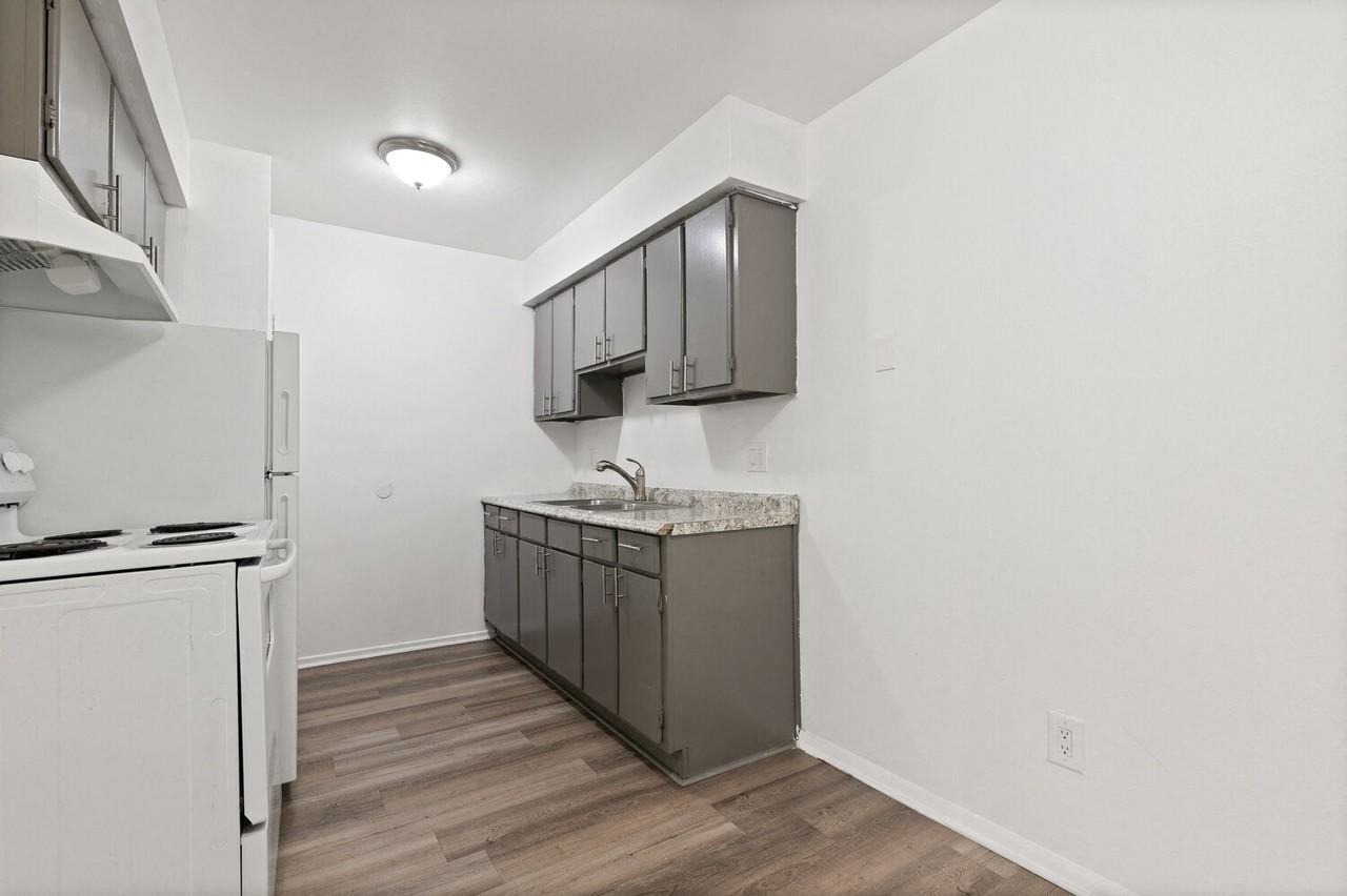 Cove On 13 - Roseville, MI - Photo 4 of 36