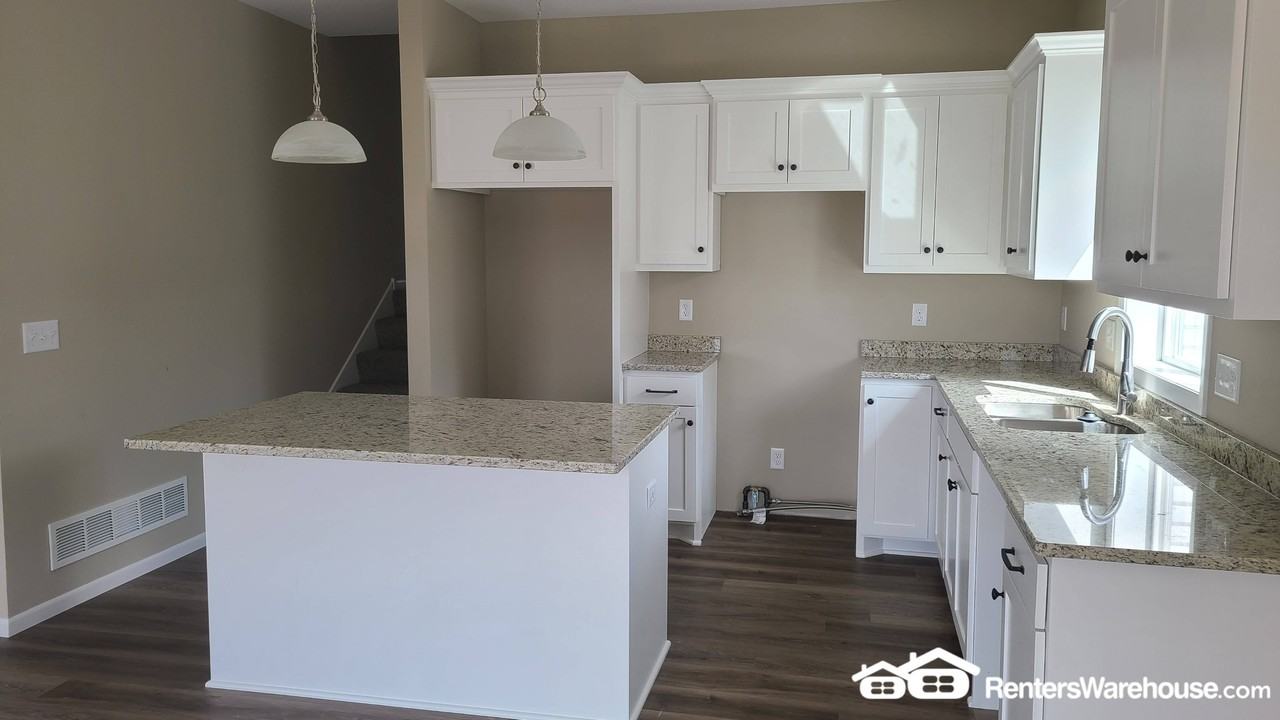 1027 45th Ave Ne - Photo 2 of 17