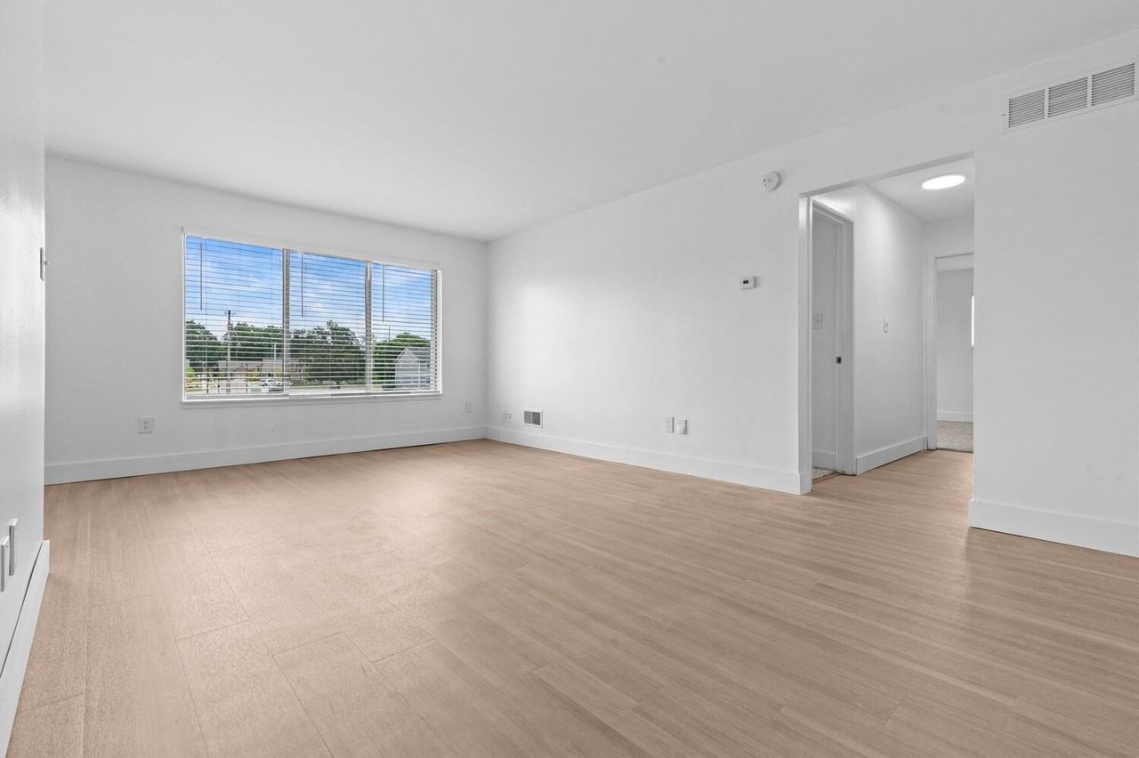 Bloomfield Square Apartments - Photo 7 of 34