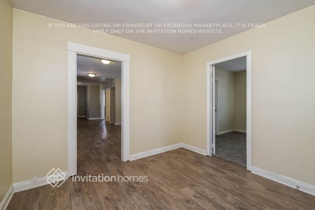 1522 W 60th St - Photo 4 of 17