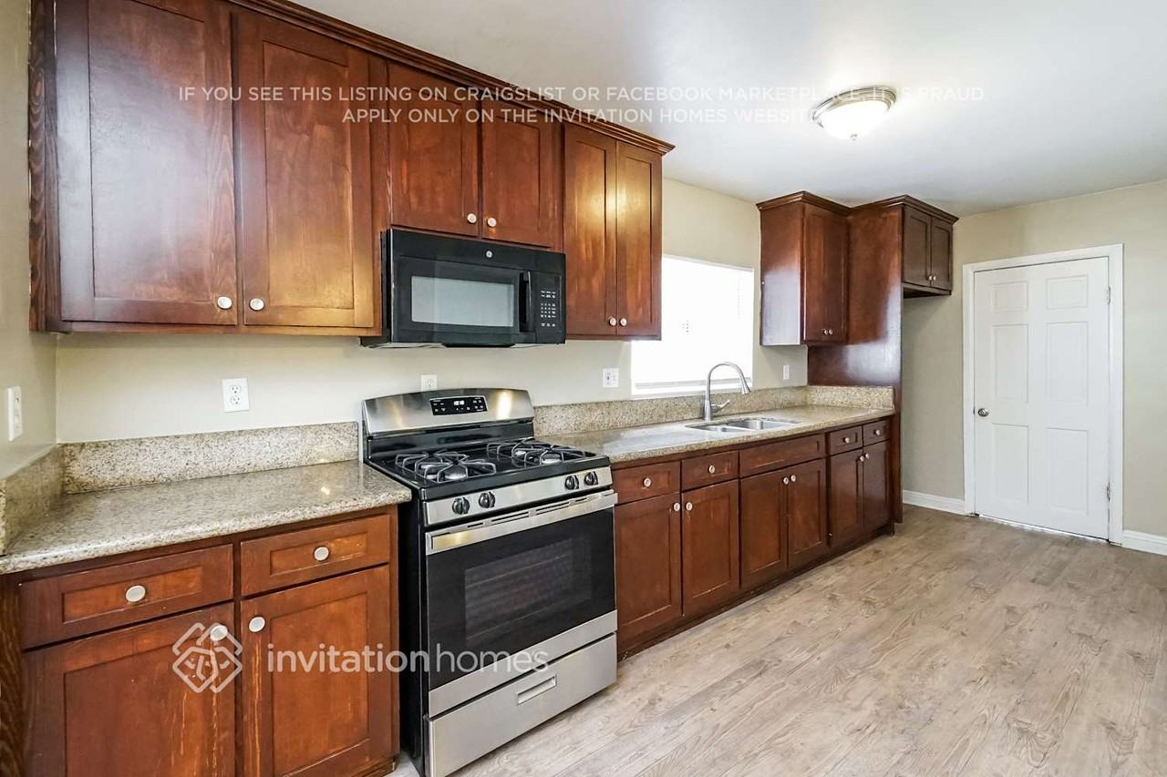 1522 W 60th St - Photo 7 of 17