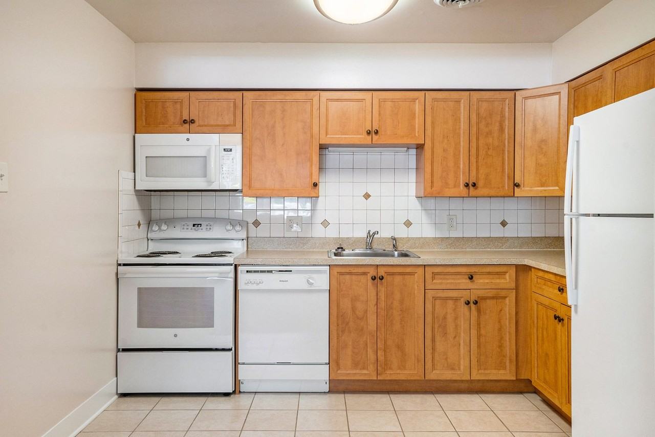 Maple Court Apartments - Photo 7 of 50