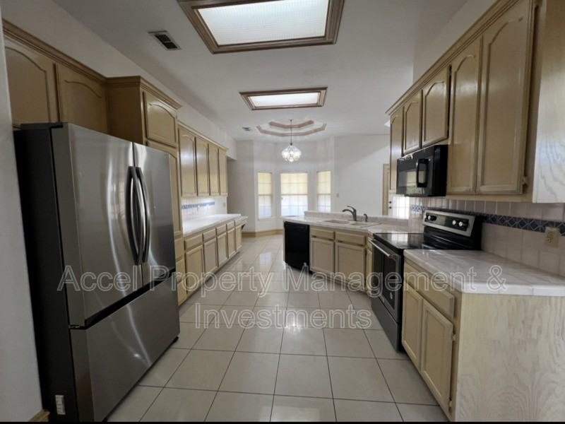 1703 Sunrise Ln - Photo 4 of 27