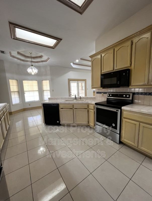 1703 Sunrise Ln - Photo 6 of 27