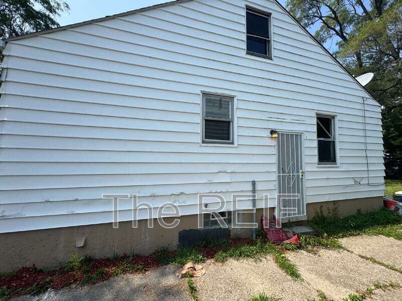 18941 Elkhart St - Photo 3 of 12