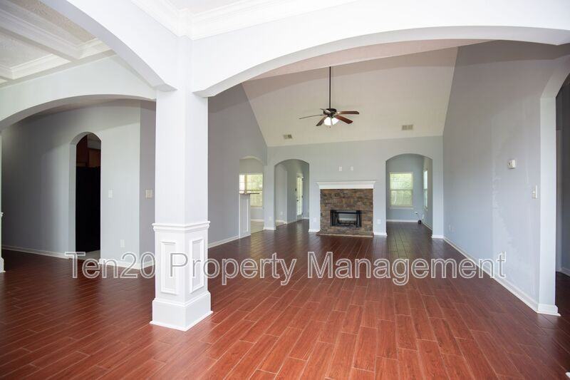 111 Seminole Trl - Photo 3 of 32
