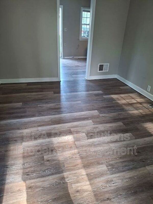 568 Universal Ave - Photo 2 of 8