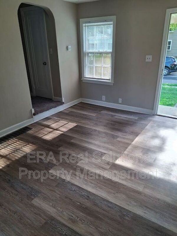 568 Universal Ave - Photo 3 of 8