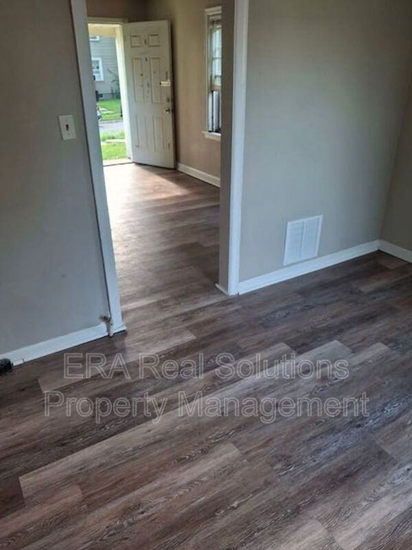 568 Universal Ave - Photo 4 of 8