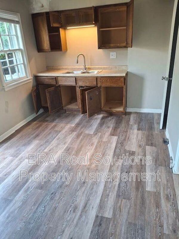 568 Universal Ave - Photo 5 of 8