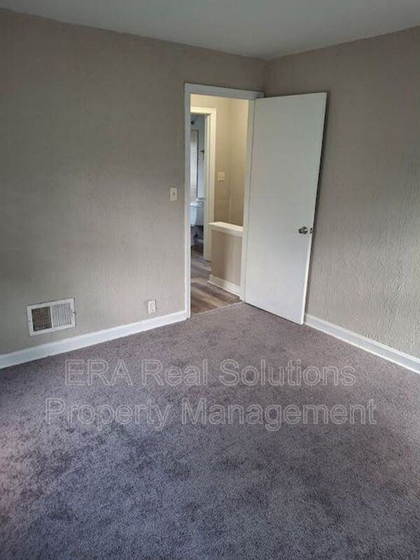 568 Universal Ave - Photo 6 of 8