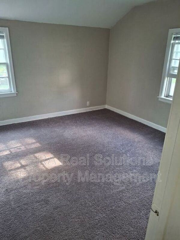 568 Universal Ave - Photo 7 of 8