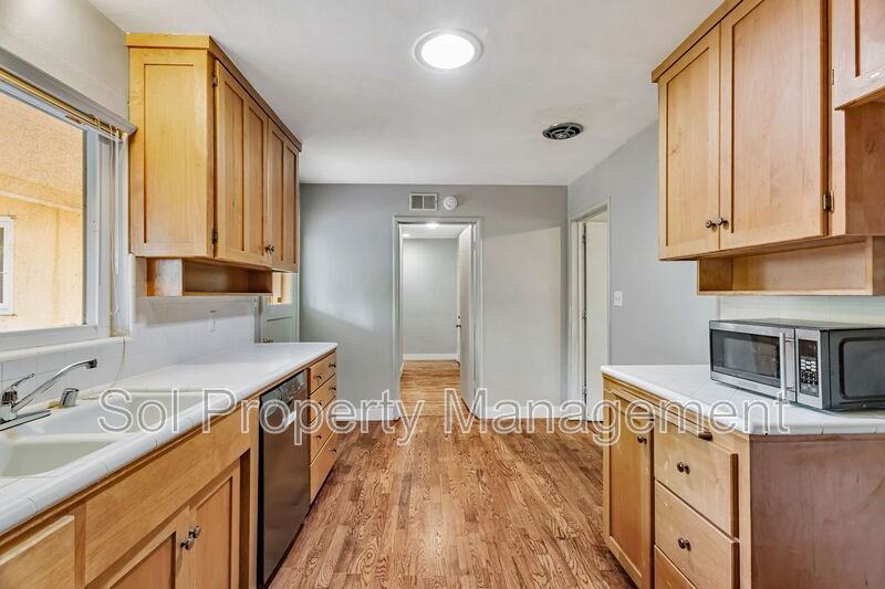 1401 Laurent St - Photo 7 of 35