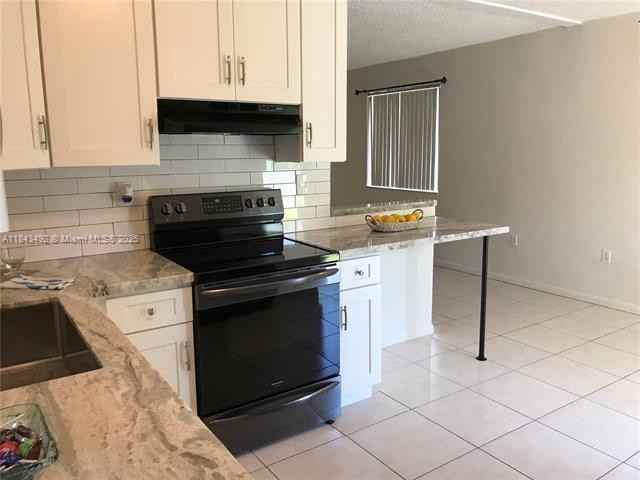 10525 Southwest 77th Court - Photo 3 of 34