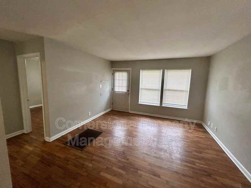1609 W 22nd Ter - Photo 2 of 7