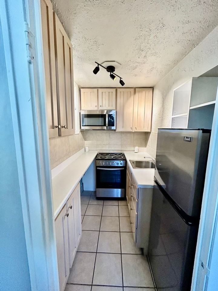 Pollyanna Apartments - Photo 3 of 9