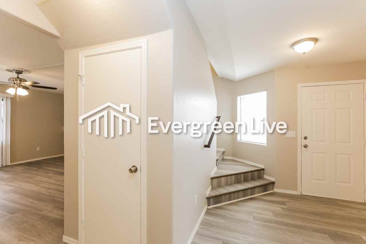 10422 W Oregon Ave - Photo 3 of 18