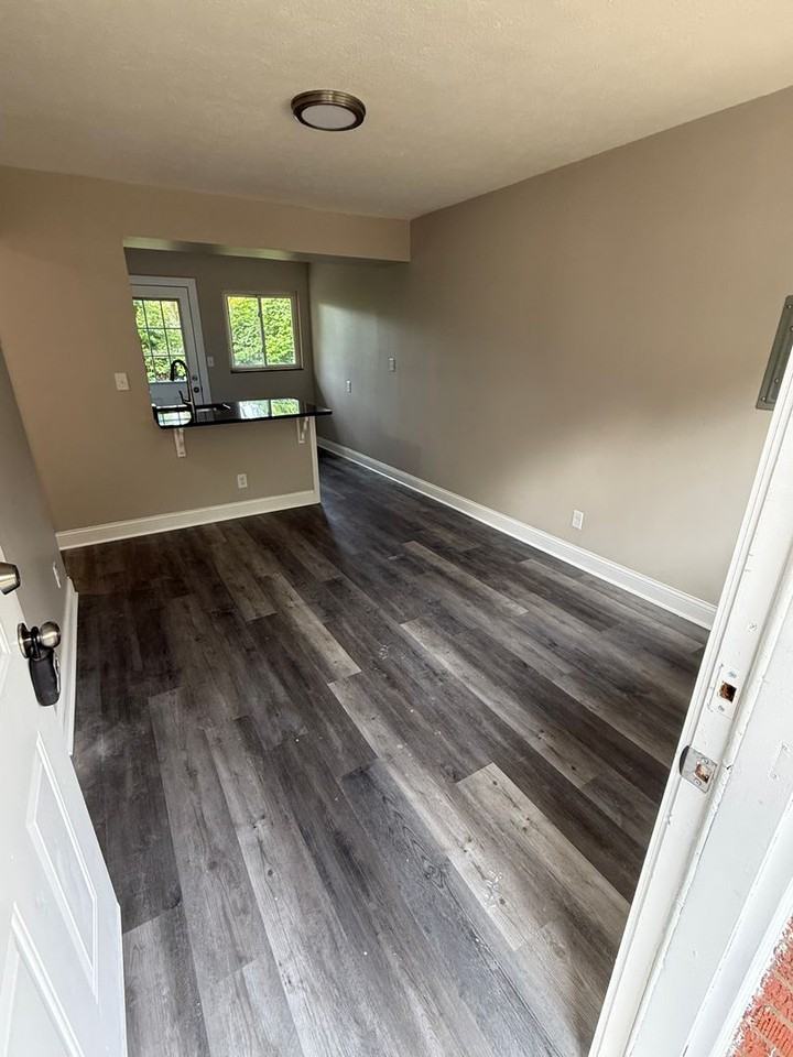 2010 Adelaide Blvd - Photo 2 of 5
