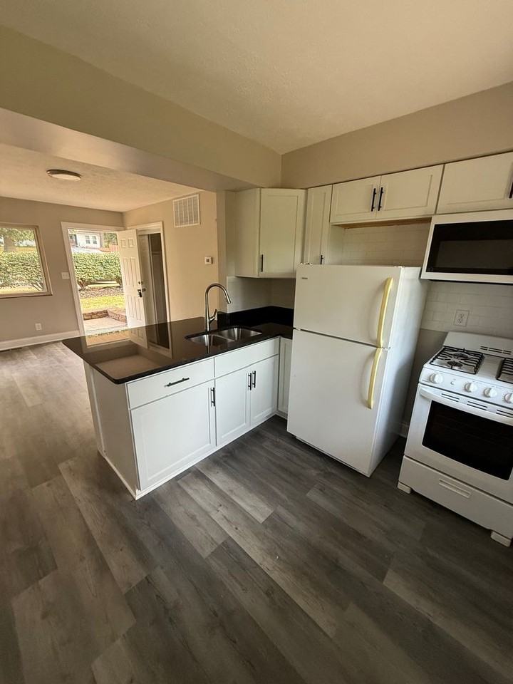 2010 Adelaide Blvd - Photo 3 of 5
