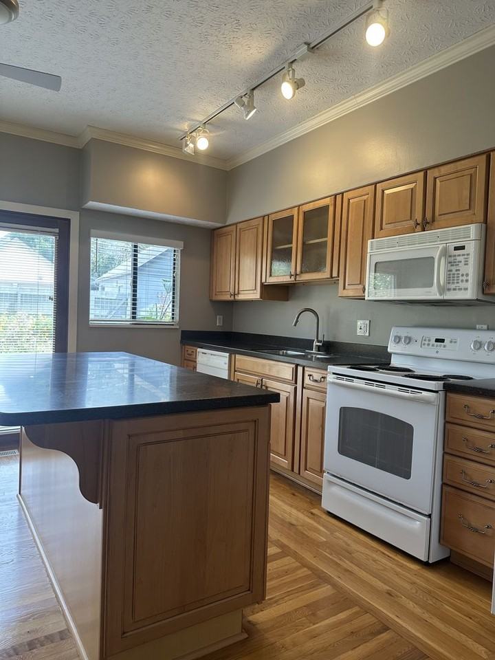 820 Summit St - Photo 4 of 15