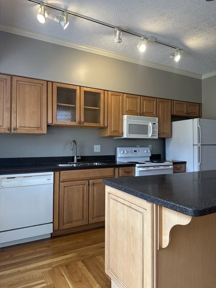 820 Summit St - Photo 5 of 15