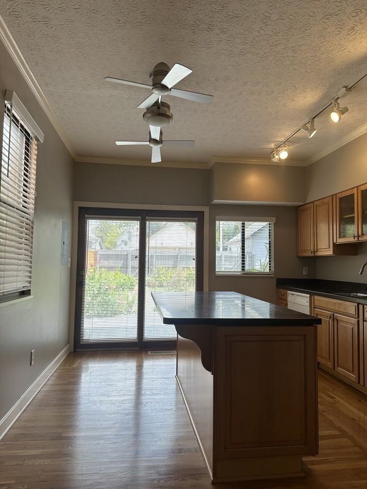 820 Summit St - Photo 6 of 15