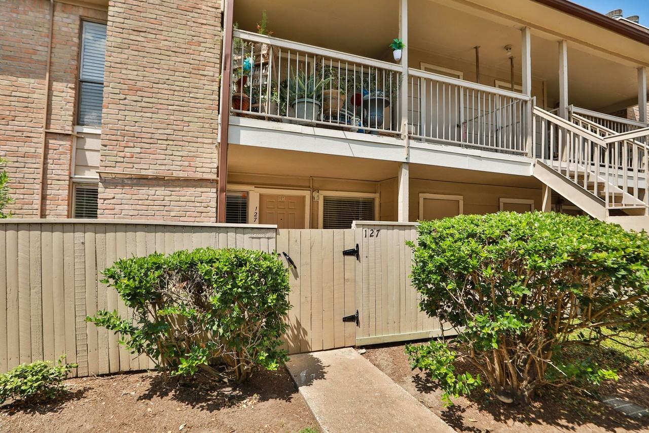 2100 Wilcrest Dr - Photo 3 of 39