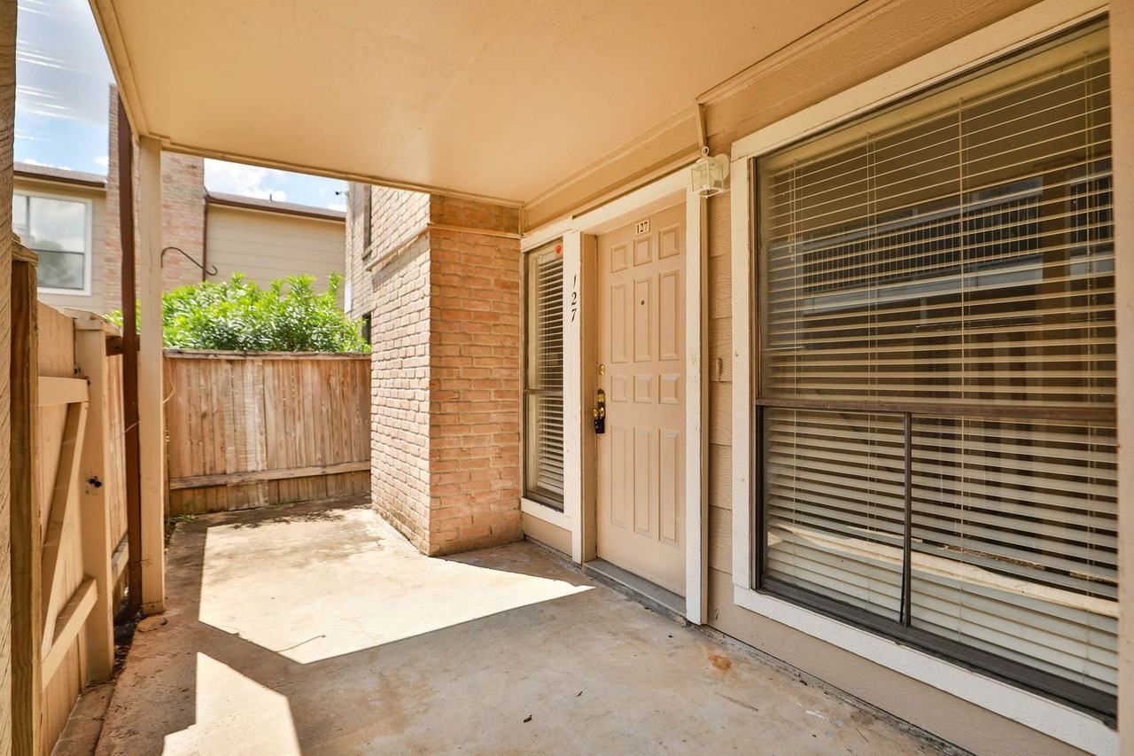 2100 Wilcrest Dr - Photo 5 of 39