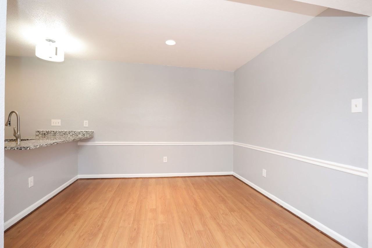 2100 Wilcrest Dr - Photo 7 of 39