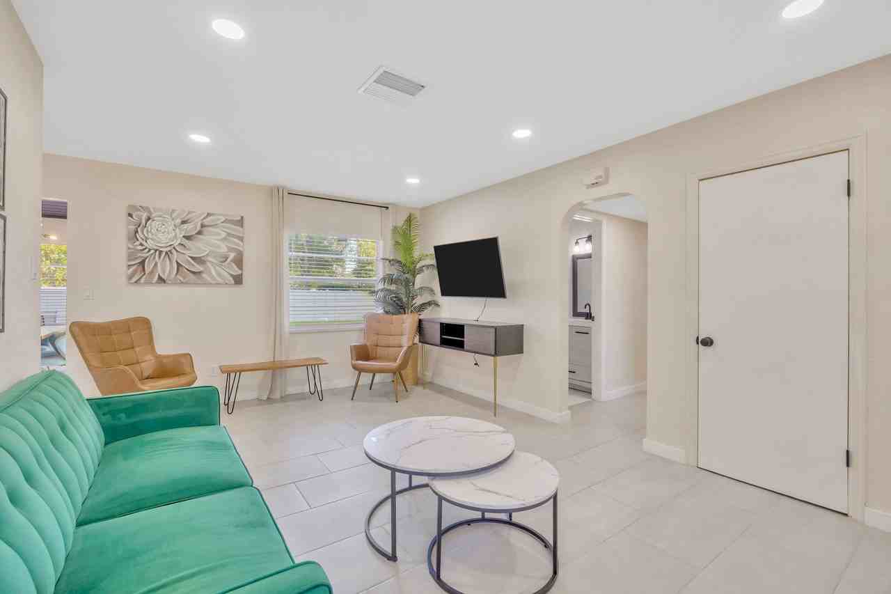 4020 W Euclid Ave - Photo 2 of 17