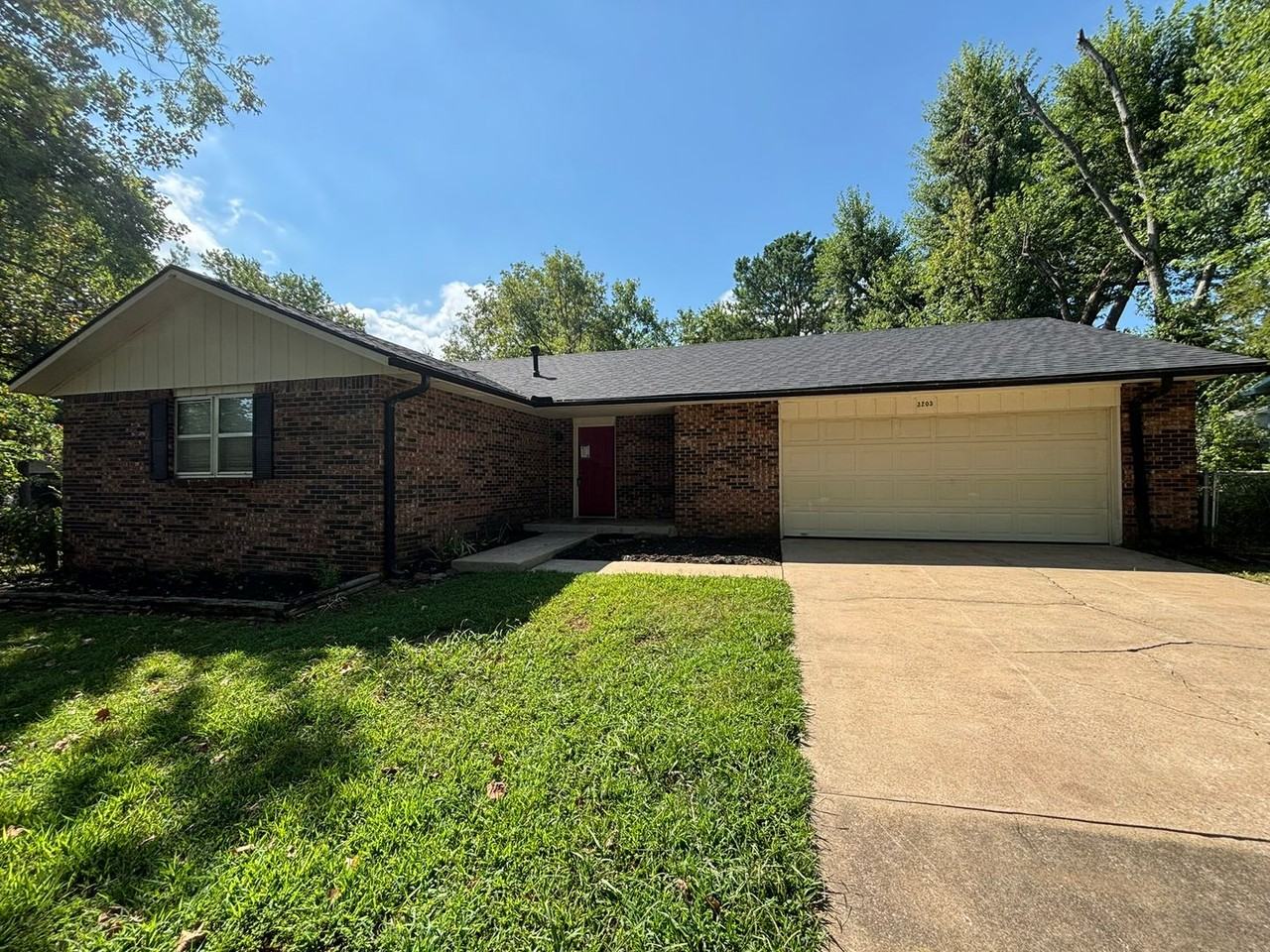 3203 E Cherokee Dr - Photo 3 of 16