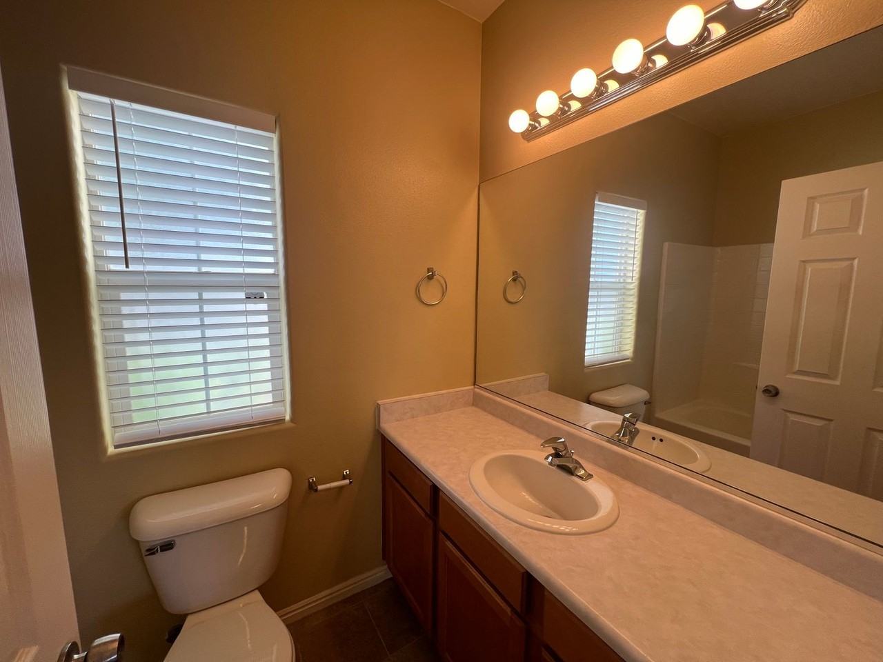 442 W 2530 N - Photo 3 of 20