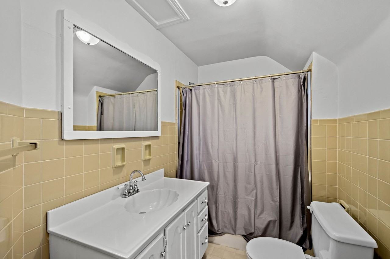 565 6th St - Photo 3 of 20