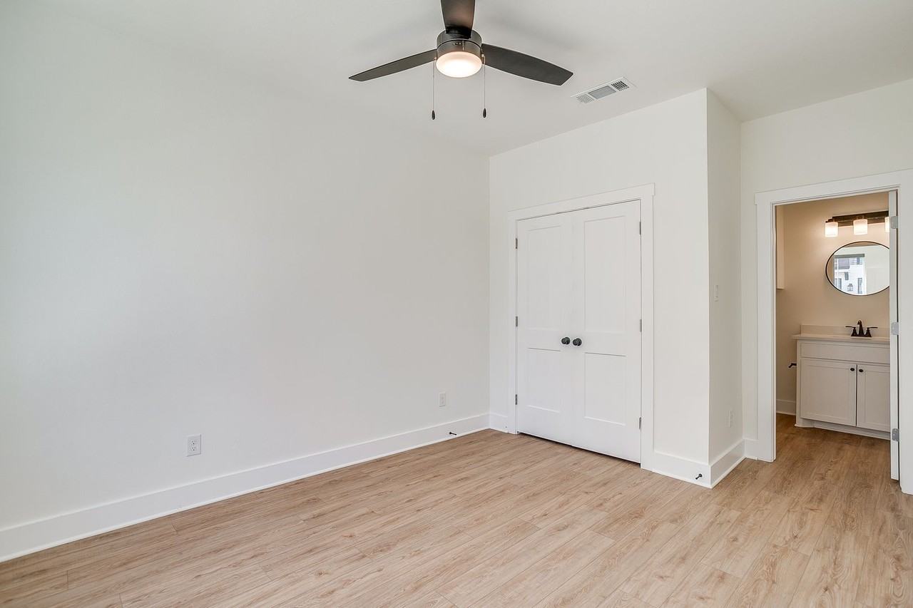 2322 Benbrook Blvd - Photo 5 of 42