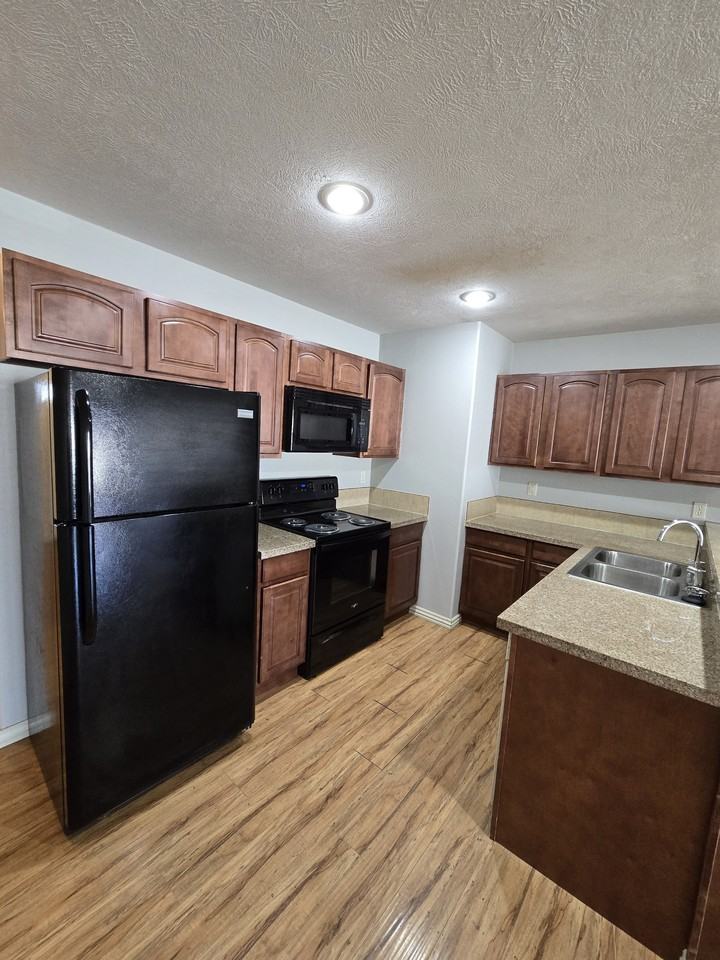 549 Welch St - Photo 3 of 17