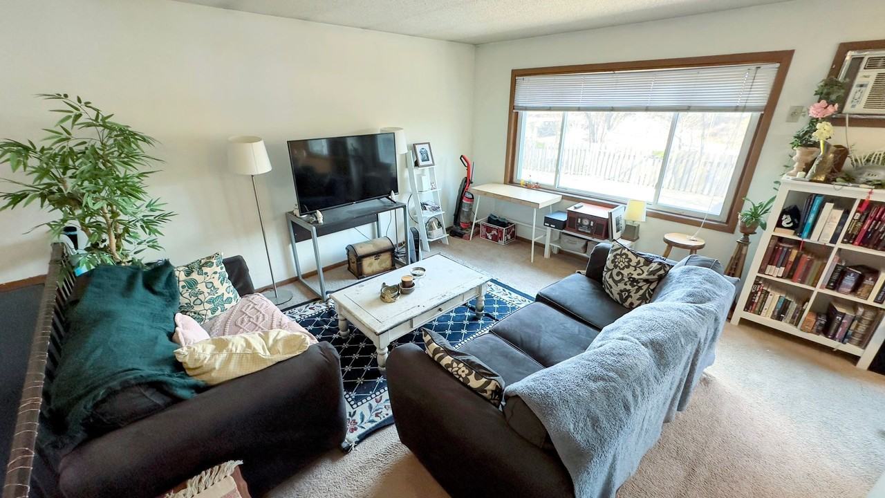 808 9th Ave Se - Photo 2 of 18