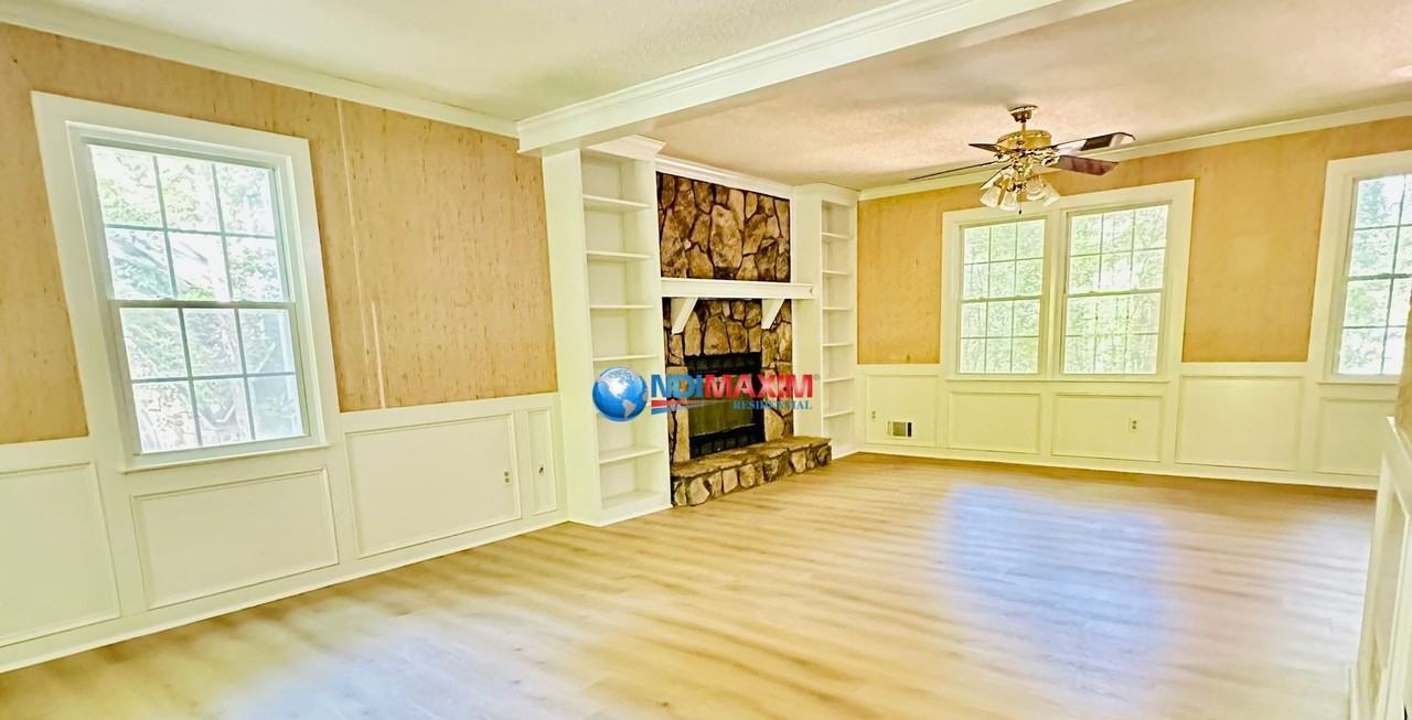 2654 Forest Glen Drive Northeast - Photo 2 of 18